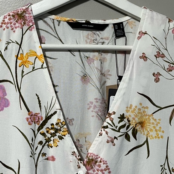 Vero Moda VMeasy Short Sleeve V-Neck Tie Front Top - Picture 5 of 13